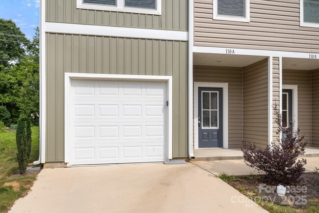 Building Photo - 110 Blakeslee Ct