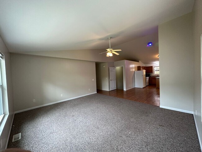 Building Photo - 3105 W Michigan - 6 Bed/3 Bath Townhouse Near WMU
