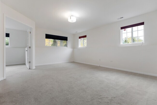 Building Photo - 2528 Dunraven Ave