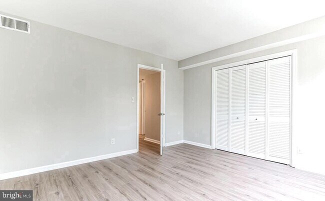 Building Photo - 3179 Summit Square Dr