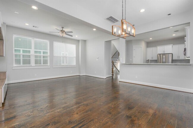 Building Photo - 312 W 28th St