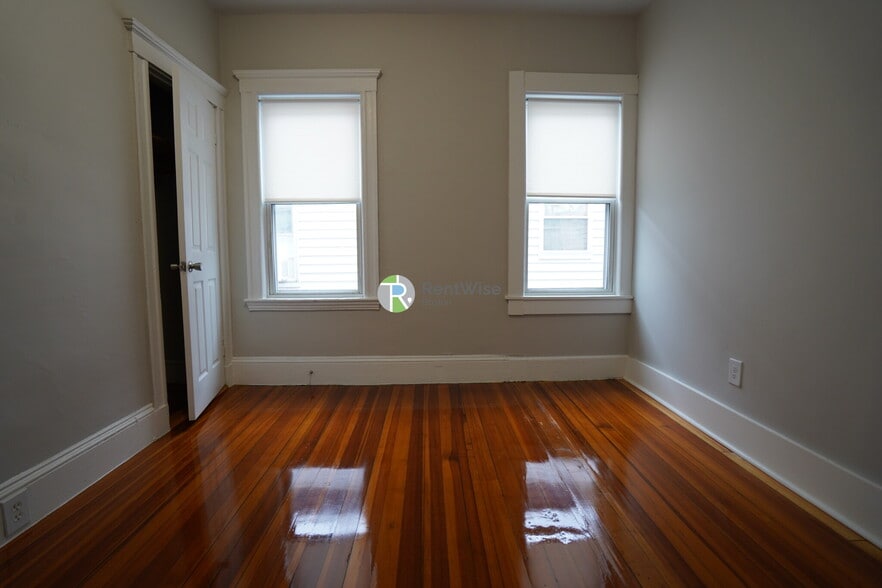 Building Photo - 19 Roseclair St