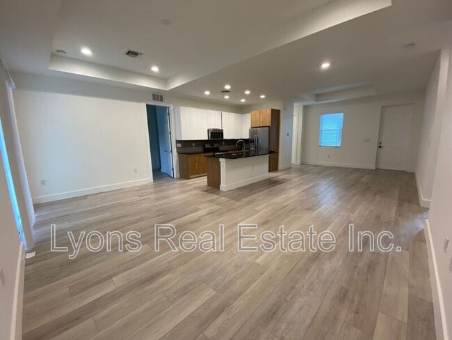 Building Photo - 2635 Starview Ave