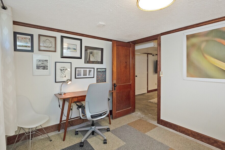 Building Photo - 2323 SE Pine St