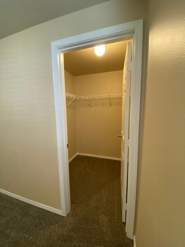 Building Photo - Beautiful Single-Level Home in Desirable NE Bend Community