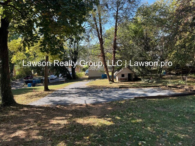 Building Photo - Three Bedroom Home - Walking Distance to G...