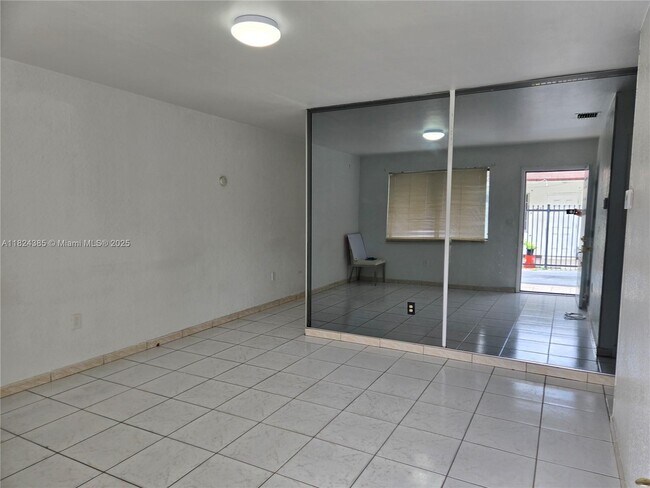 Building Photo - 2754 NW 16th Terrace