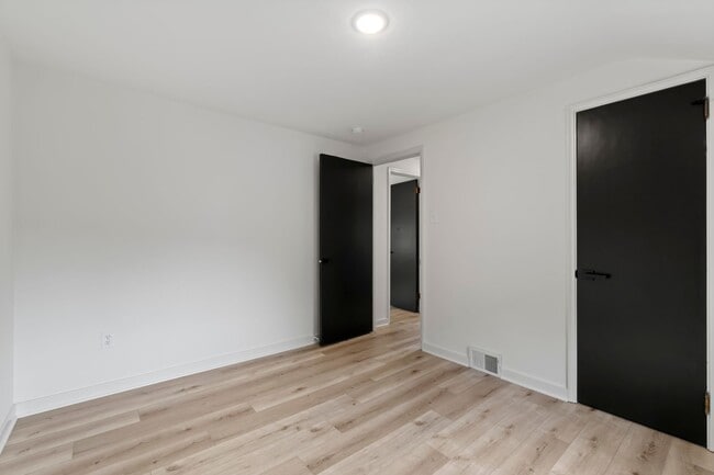 Building Photo - READY FOR MOVE IN! Fully RENOVATED 2-bedroom in Carrick!