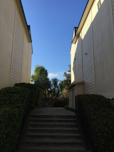 Building Photo - 781 N. Fair Oaks Ave.