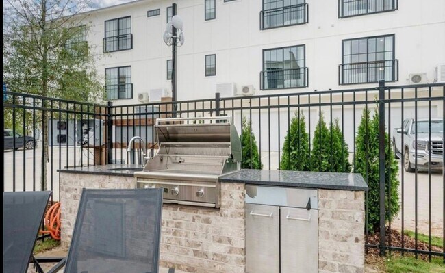 Building Photo - Ready for immediate move in - Two private ...
