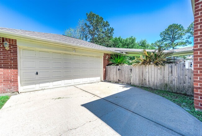 Building Photo - 7902 Feather Springs Dr