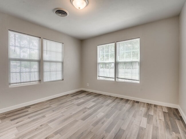 Building Photo - 3 bed, 2 bath home in Shawnee!