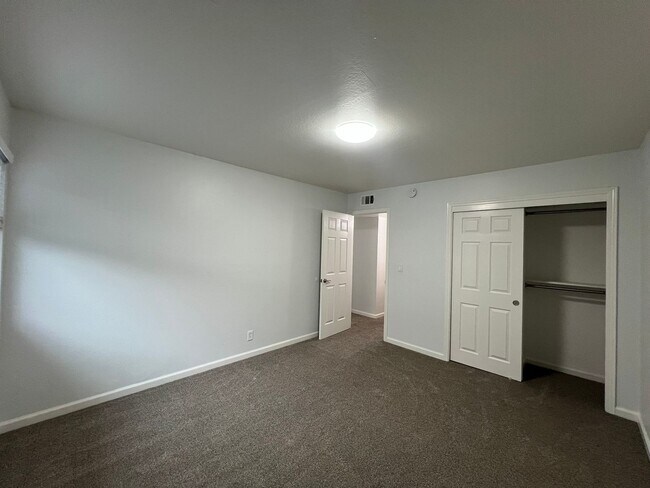 Building Photo - Newly updated 2 bedroom 1 bath unit