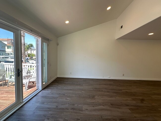 Building Photo - Huntington Beach Home