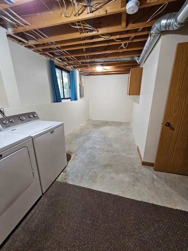 Building Photo - 216 Union St NE