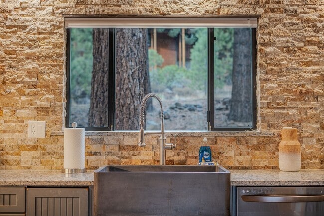 Building Photo - SKI LEASE:  Family Home with 1-Car Garage,...