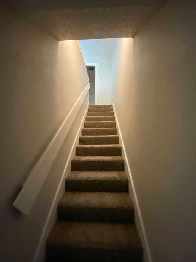 Building Photo - Charming Split-Level First-Floor Unit with...