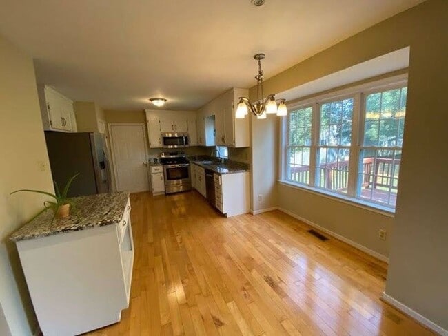 Building Photo - Luxurious 3 Bed, 2.5 Bath Transitional wit...