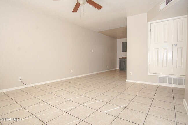 Building Photo - 216 S Schutz Dr