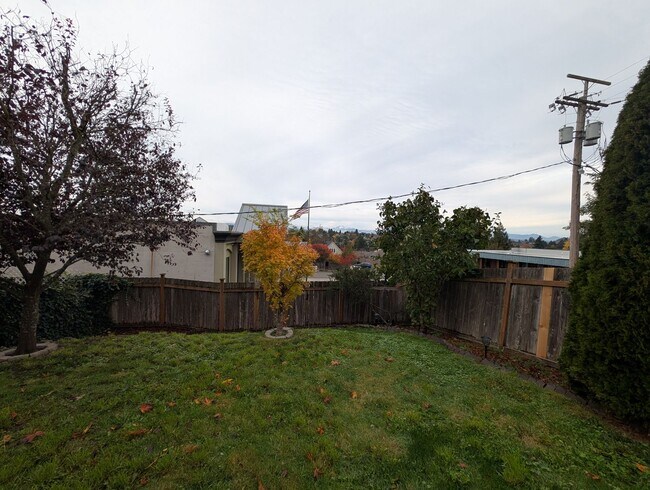 Building Photo - Easy Commute with Stunning Views!