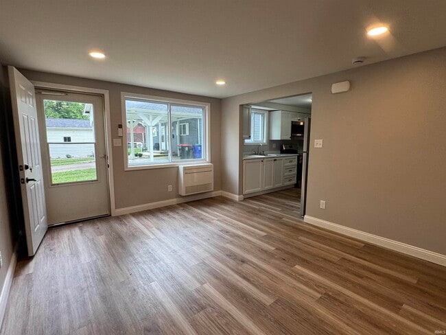 Building Photo - 423 N Cypress St
