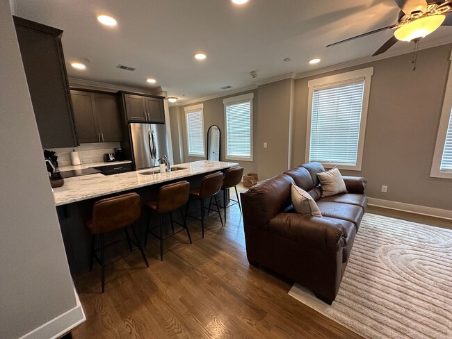 Building Photo - Beautiful Fully Furnished 1 Bed 1 Bath in ...