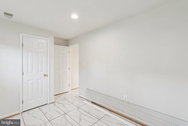 Building Photo - 5790 Burke Towne Ct