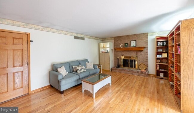 Building Photo - 211 Caravan Dr