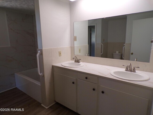 Building Photo - 208 Thoroughbred Dr