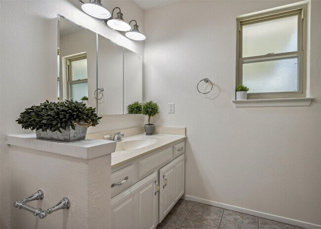 Building Photo - Beautifully crafted 3 Bed 2 Bath home in L...