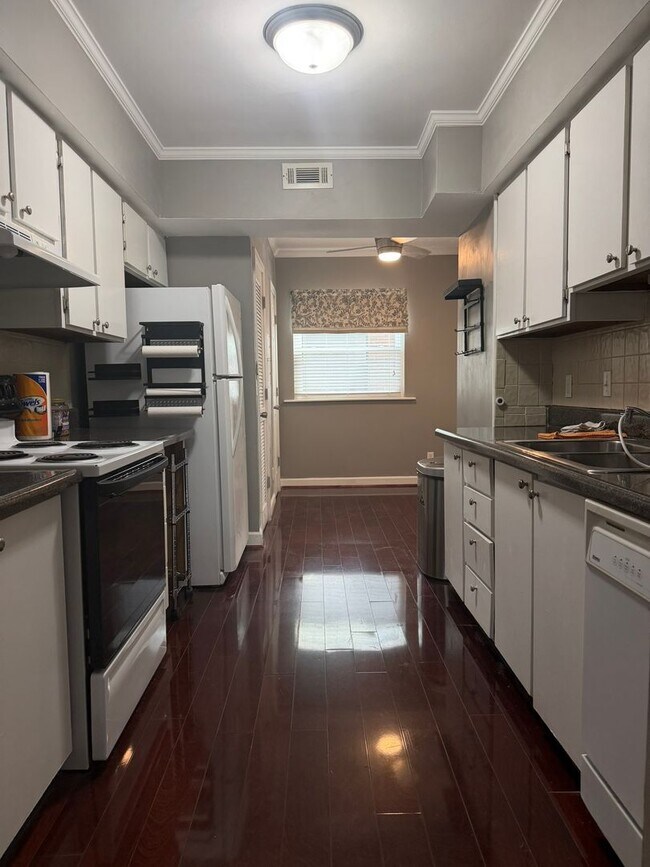 Building Photo - 11th Place Condominiums Unit #3010 Available for NOW!  $2000 per month.