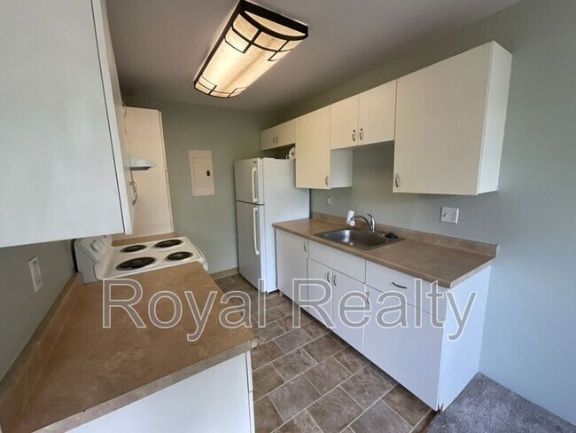 Building Photo - 625 Mananai Pl