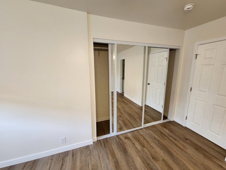 Building Photo - 1414 S Orange Grove Ave