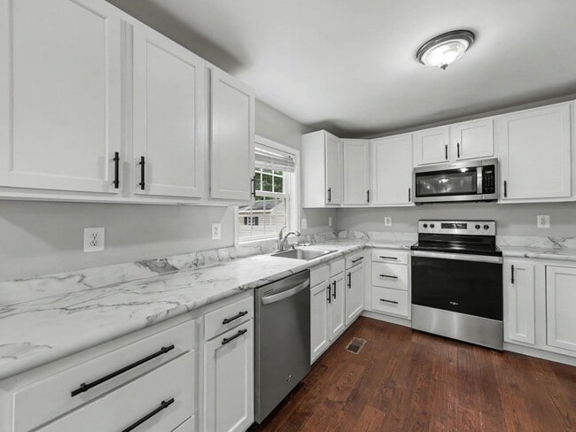 Building Photo - 242 5th St