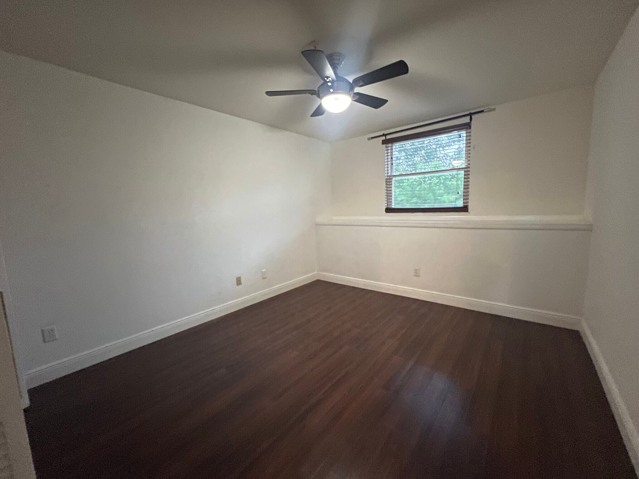 Building Photo - 755 Cove Way