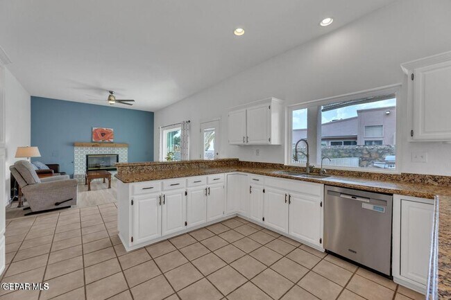 Building Photo - 1121 Regal Ridge Dr