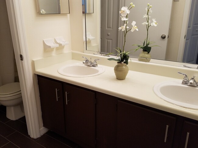 Building Photo - Amazing Remodeled Lake View Condo x Rent @...