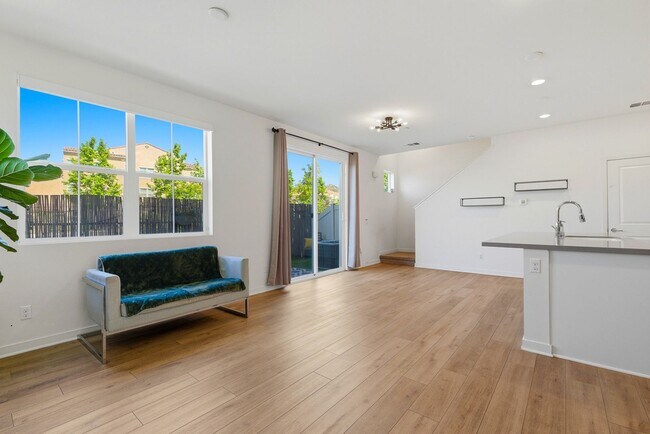Building Photo - 4 Bedroom Townhome for rent In Murrieta