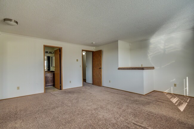 Building Photo - 3 BR / 2.5BA Townhouse Condo – Woodside Co...
