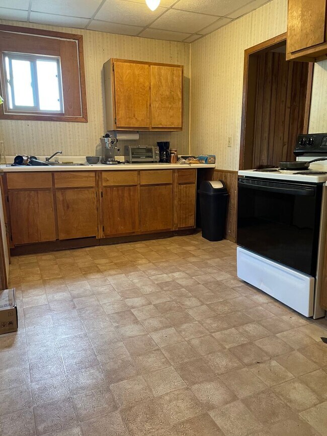 Primary Photo - 2 Bedroom Apartment for Rent – Close to UW...