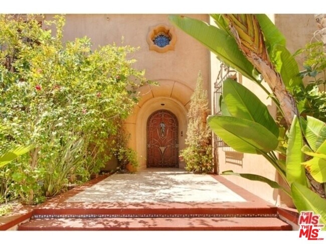 Building Photo - 725 Foothill Rd