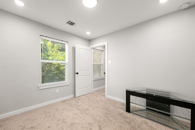 Building Photo - 8357 Tate St