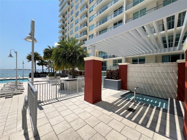 Building Photo - 1155 Brickell Bay Dr