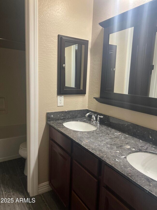 Building Photo - 5361 S Crosscreek Dr