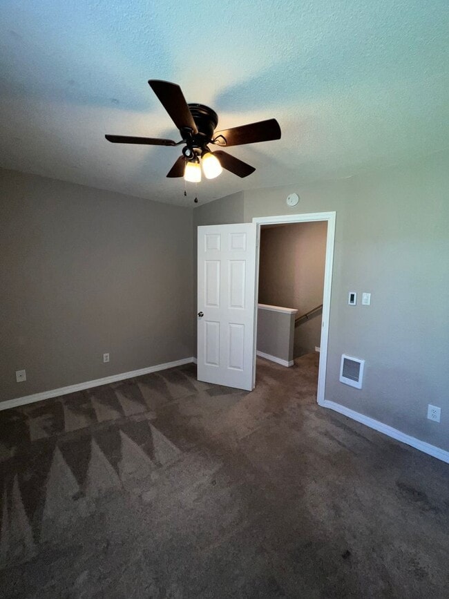 Building Photo - Two bedroom townhouse near Ashland Communi...