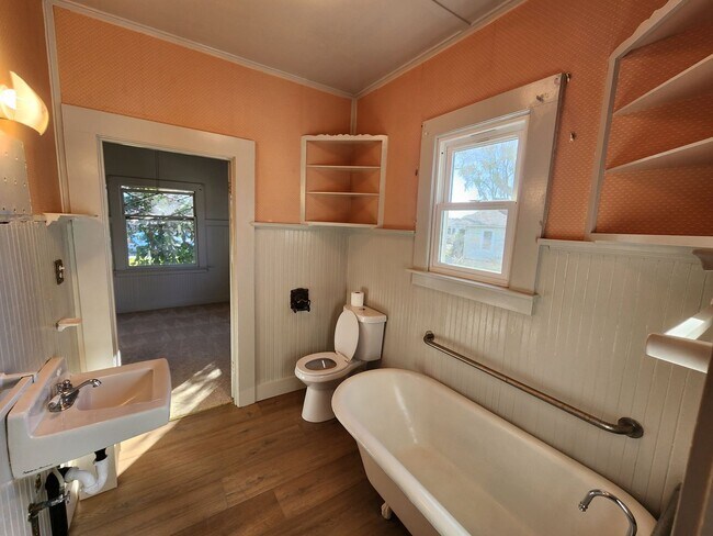 Building Photo - 555 Wallis Ave