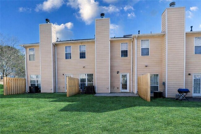 Building Photo - 7073 Biltmore Trce