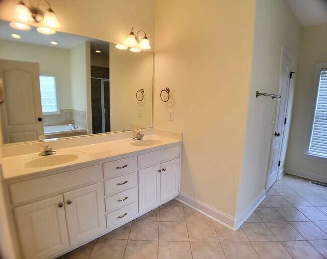 Building Photo - Gorgeous 3BD/2.5BA home with large upstairs bonus room and a 2 car garage in Clayton/Garner area!