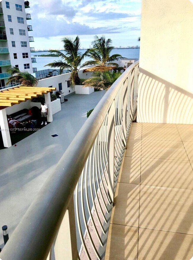 Building Photo - 1750 N Bayshore Dr