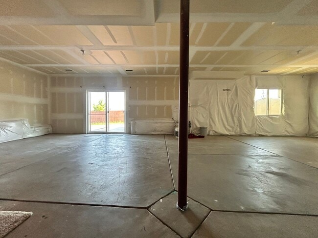 Building Photo - Spacious 5-Bedroom House with Large Fenced Yard